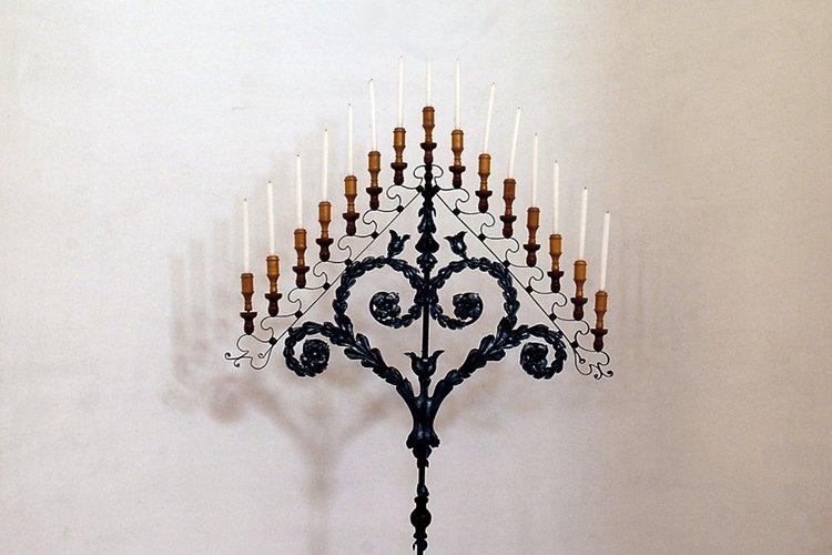 Antico candeliere per i riti della settimana pasquale, absidiola, pieve di San Lorenzo in Monte di Buja