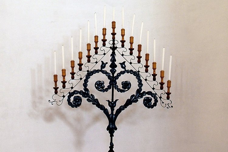 Antico candeliere per i riti della settimana pasquale, absidiola, pieve di San Lorenzo in Monte di Buja