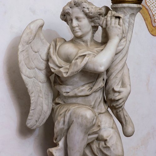 Angelo reggicero a un lato dell'altar maggiore; marmo, fine sec. XVII o inizi XVIII