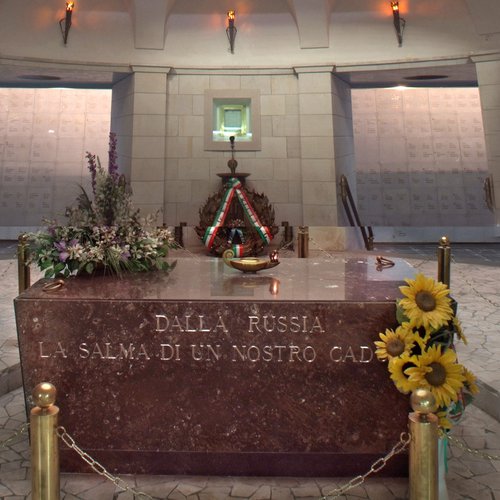 Cripta del Tempio di Cargnacco, particolare dell'altare