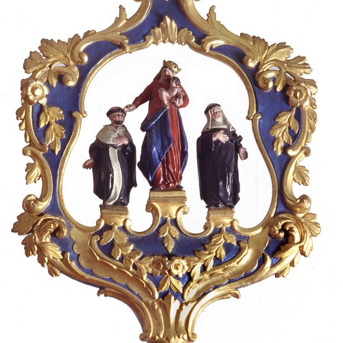 Insegna processionale raffigurante la Madonna tra santi, 1796, legno intagliato e dipinto.