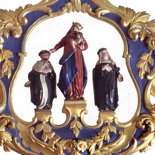 Insegna processionale raffigurante la Madonna tra santi, 1796, legno intagliato e dipinto.