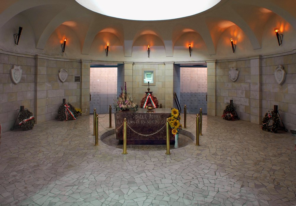 La cripta circolare con l'arca del Disperso ignoto, dalla apertura si vede il mosaico absidale
