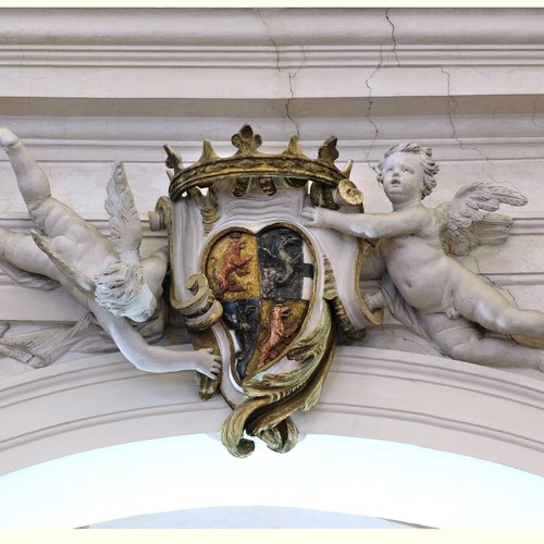 Angioletti sorreggenti lo stemma Manin; stucco bianco e policromo, sec. XVIII, particolare