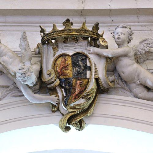 Angioletti sorreggenti lo stemma Manin; stucco bianco e policromo, sec. XVIII, particolare