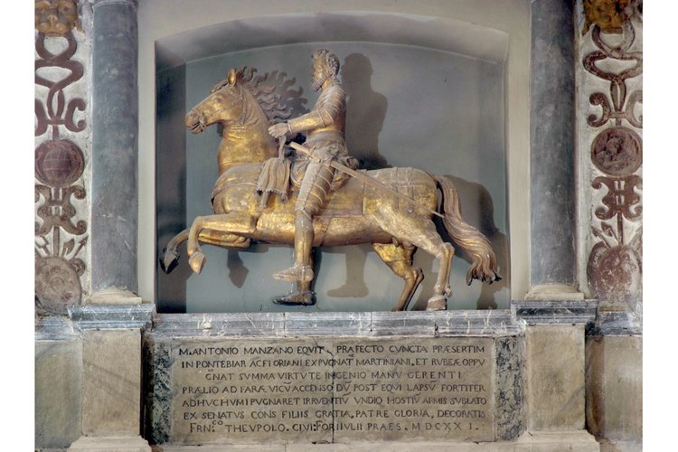 Monumento equestre di Marcantonio da Manzano, in legno laccato, 1621, vista ravvicinata