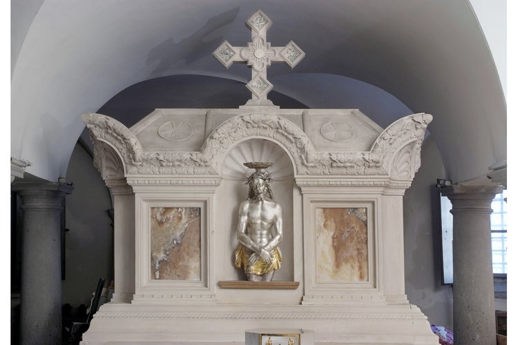 Max Ongaro, Altare della Pietà in cripta, 1914, con scultura del Cristo dolente, sec. XVII