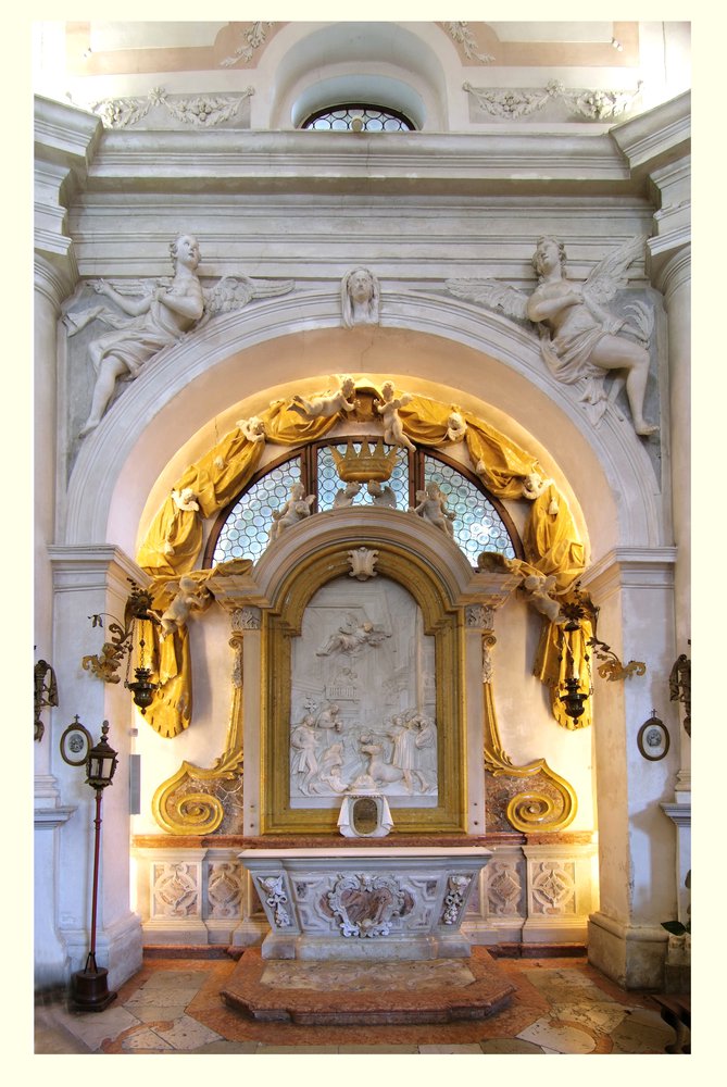 G. Torretti, altare laterale con il Miracolo di S. Antonio da Padova, veduta d'insieme; marmi policromi, sec. XVIII