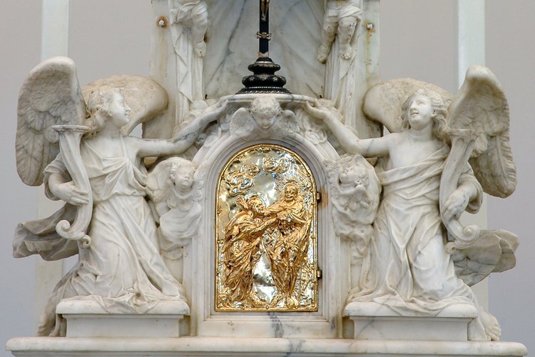 Altare maggiore, Angeli adoranti con al centro il tabernacolo, pieve di San Lorenzo in Monte di Buja