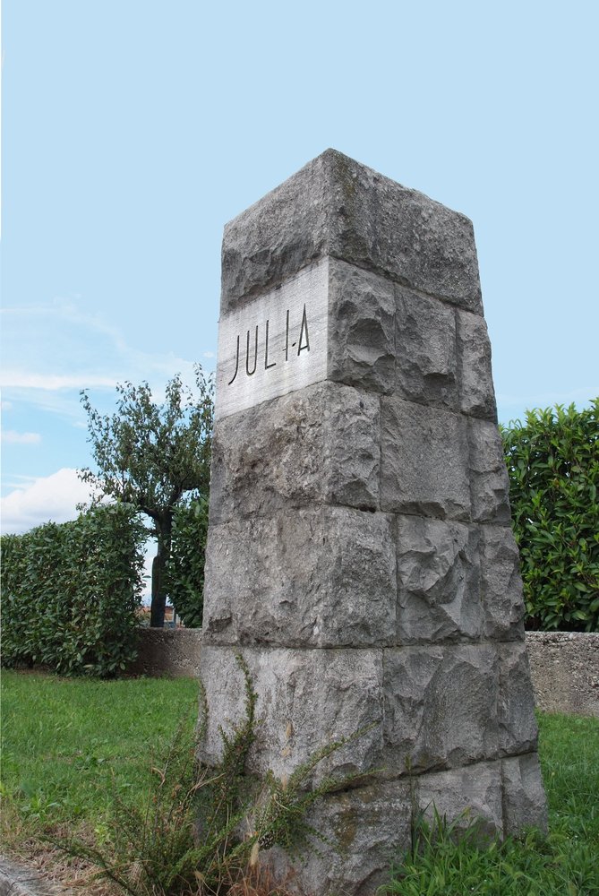 Piazzale del tempio di Cargnacco, Cippo lapideo dedicato alla Julia
