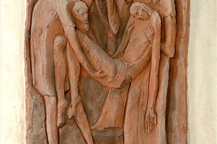 Chiesa di san Rocco, stazione della via crucis in terracotta di Pierino Sam, 1965, Polcenigo