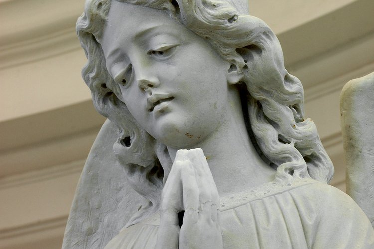 Altare maggiore, particolare di una delle statue di angeli oranti, pieve di San Lorenzo in Monte di Buja