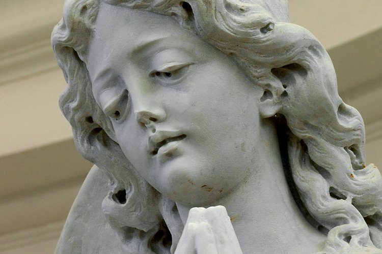 Altare maggiore, particolare di una delle statue di angeli oranti, pieve di San Lorenzo in Monte di Buja