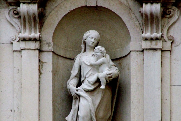 G. Susali, La Vergine col Bambino, sec. XVIII (part. facciata)