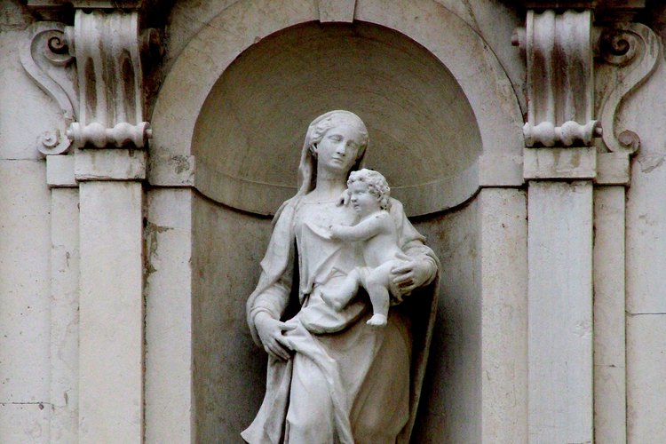 G. Susali, La Vergine col Bambino, sec. XVIII (part. facciata)