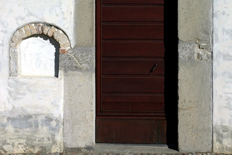 Portale laterale, pieve di San Lorenzo in Monte di Buja