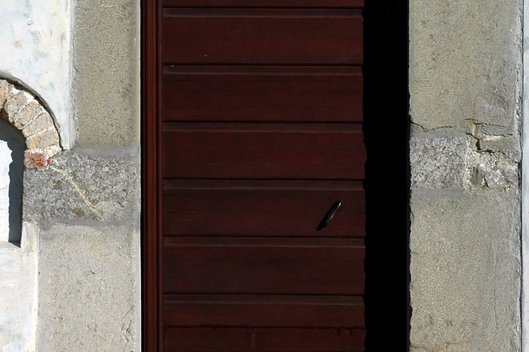 Portale laterale, pieve di San Lorenzo in Monte di Buja