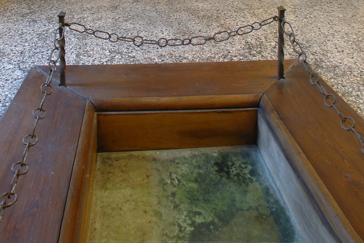 Chiesa di San Nicolò, sacello, Madonna con Bambino di Antonio Pilacorte e pavimento in cristallo dove fu adagiato il corpo del morente del patriarca Bertrando, San Giorgio della Richinvelda