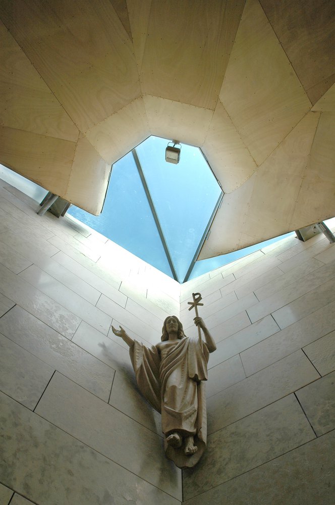 Veduta del presbiterio con statua del Cristo Redentore. Chiesa dei Santi Ermacora e Fortunato