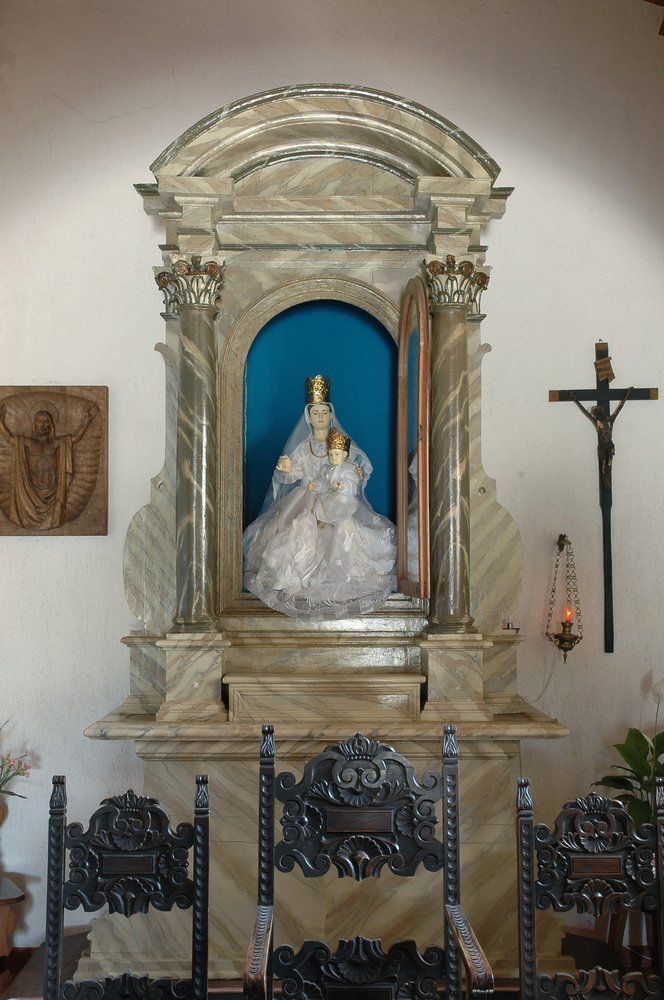 Altare ligneo con statua della Madonna vestita con Bambino, sec. XIX-XX. Chiesa di San Zaccaria in Pineda