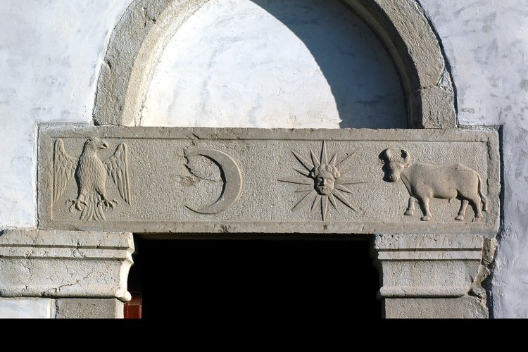 Architrave del portale laterale, pieve di San Lorenzo in Monte di Buja