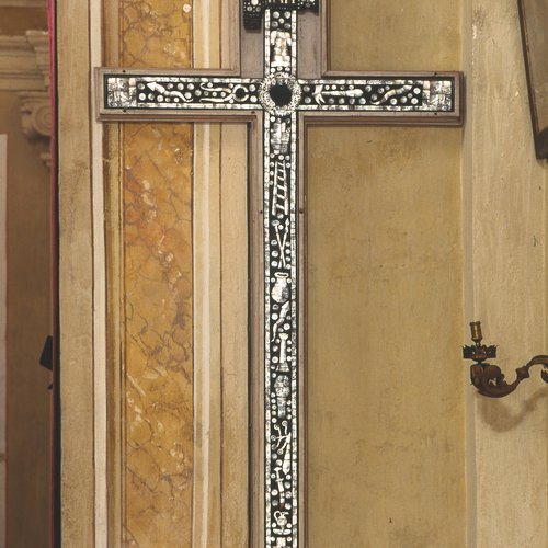 Oltris, Chiesa della SS. Trinità, Croce palestinese, 1797, ebano e madreperla.