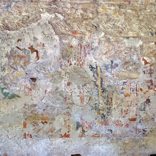 avanzi, per quanto compromessi e illeggibili, della decorazione a fresco sulla parete nord