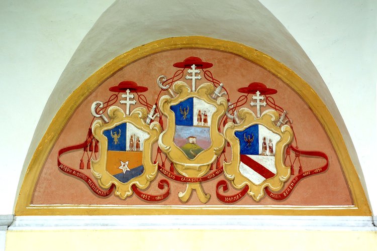 Lunetta con stemmi, particolare delle pareti del portico