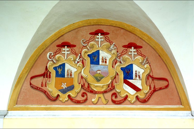 Lunetta con stemmi, particolare delle pareti del portico