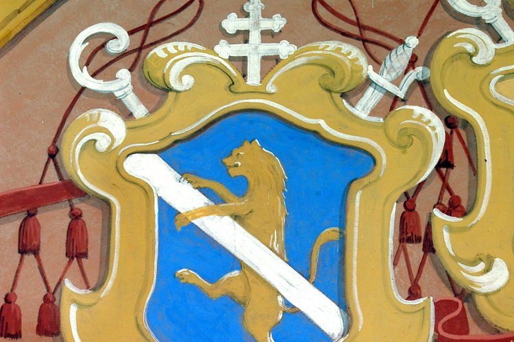 Stemma su capitello del chiostro