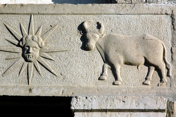 Architrave del portale laterale, particolare del Sole raggiante e del Bue, pieve di San Lorenzo in Monte di Buja