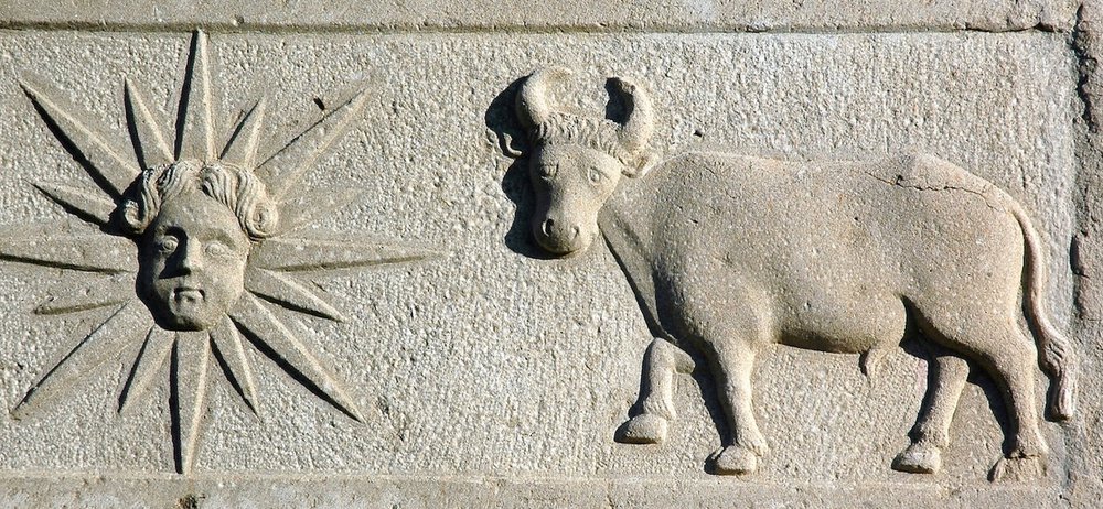 Architrave del portale laterale, particolare del Sole raggiante e del Bue, pieve di San Lorenzo in Monte di Buja