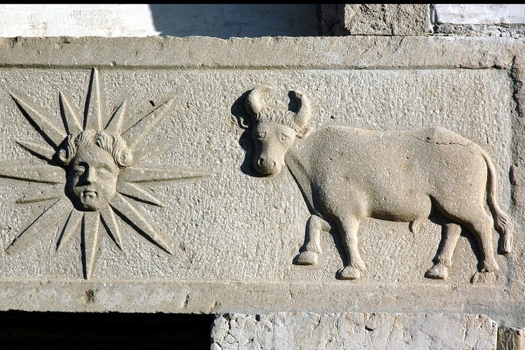Architrave del portale laterale, particolare del Sole raggiante e del Bue, pieve di San Lorenzo in Monte di Buja