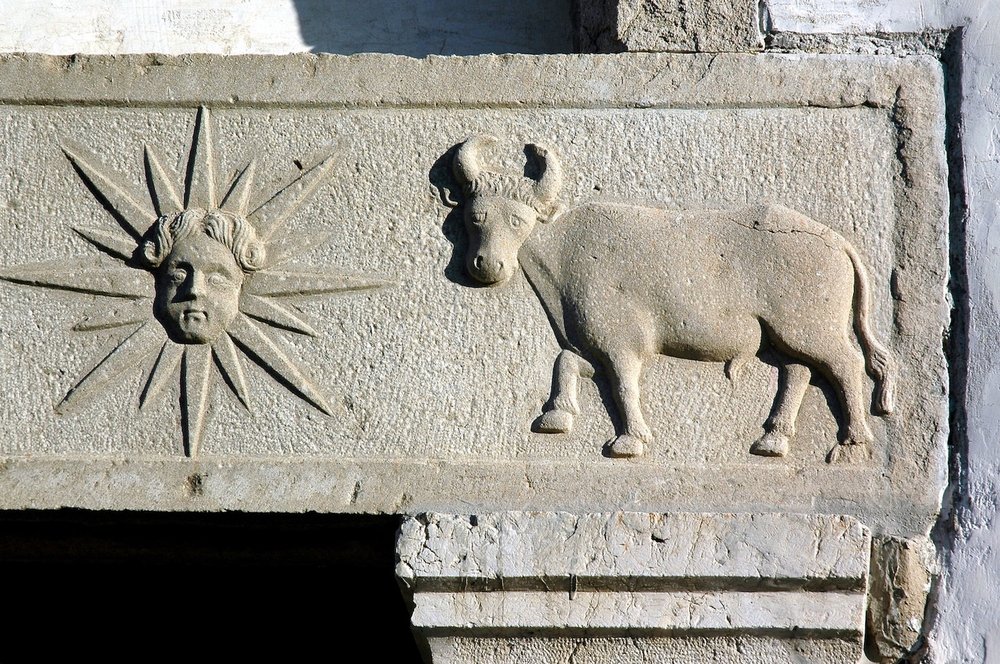 Architrave del portale laterale, particolare del Sole raggiante e del Bue, pieve di San Lorenzo in Monte di Buja
