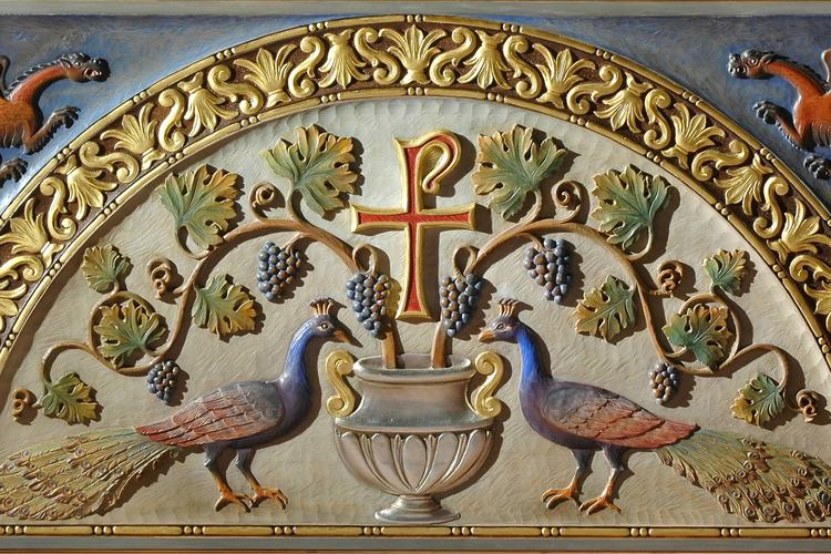 Pieve di Sant'Andrea, presbiterio, altare della celebrazione, Luciano Duca e Angelo Demetz, La Vita Eterna, Pozzuolo